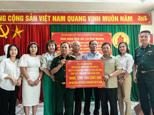 Đoàn công tác Ban Dân nguyện dâng hương tưởng niệm các Anh hùng liệt sỹ và tặng quà gia đình chính sách tại Hà Giang
